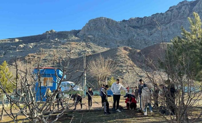 Batman’da köy okulunda fidan dikim seferberliği başlatıldı