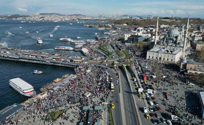 Bayramın ikinci günü vatandaşlar Eminönü’ne akın etti