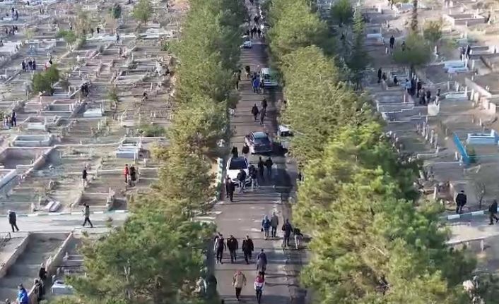 Bayramın ilk gününde mezarlıklar doldu taştı