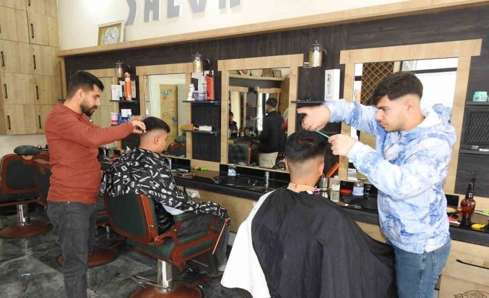 Berberlerden vatandaşlara "saç tıraşını son güne bırakmayın" uyarısı