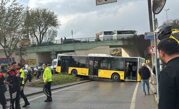 Beyoğlu’nda kontrolden çıkan İETT otobüsü bariyerlere çarptı