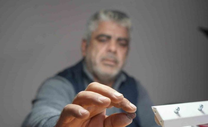 Binbir zahmetle yapılan rengarenk kehribar tespihler göz alıyor