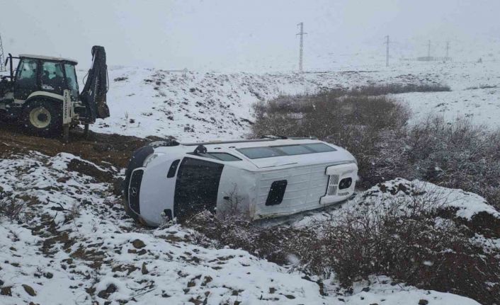 Bingöl’de işçileri taşıyan transit şarampole yuvarlandı: 2’si ağır 9 yaralı