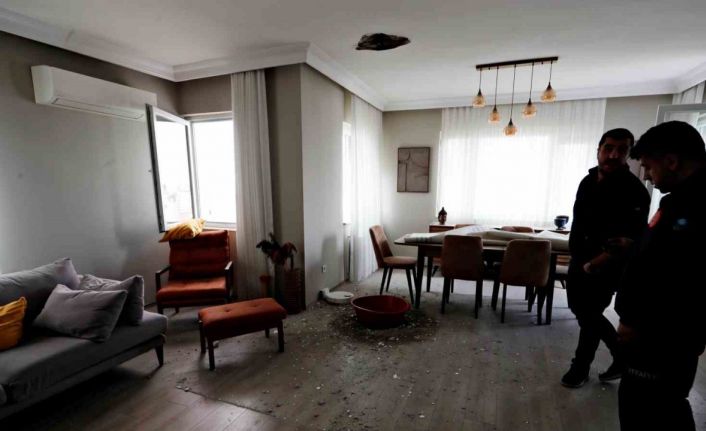 Bir anda düşen yıldırım bomba gibi patladı, apartmanda delik açıldı