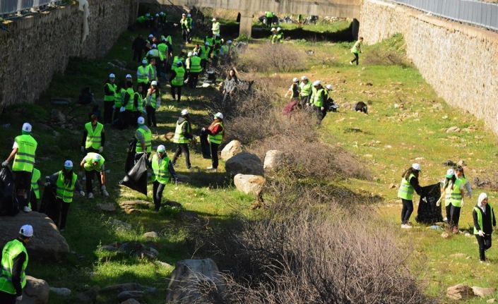 Birgi Deresi öğrenciler tarafından temizlendi