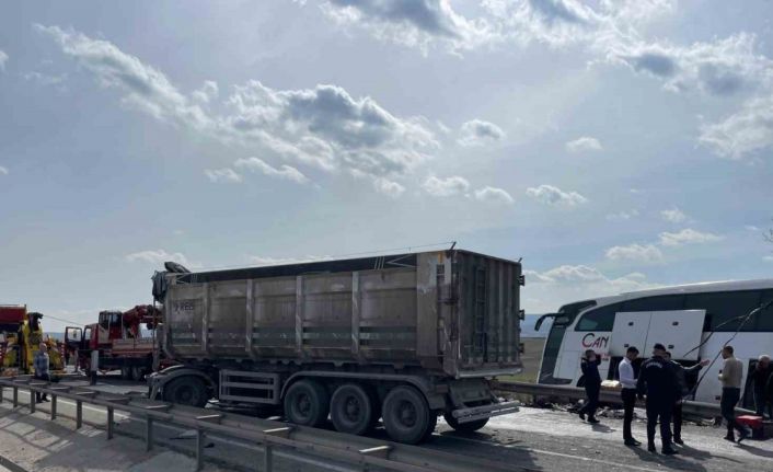 Bozüyük’te tır otobüse çarptı: 11 yaralı