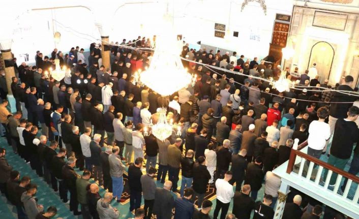 Burdur’da bayram namazında camiler doldu taştı