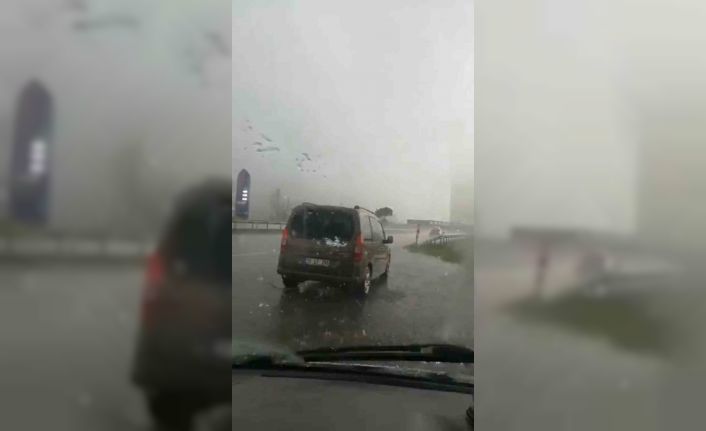 Bursa’da dolu yağışı sürücülere zor anlar yaşattı