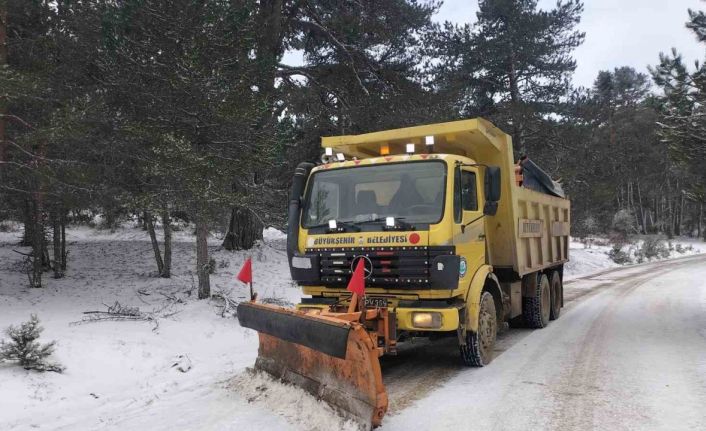 Büyükşehir ekiplerinin karla mücadele çalışmaları