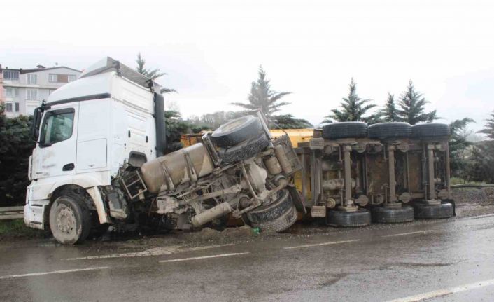 Çakıl yüklü kamyon devrildi, sürücü yara almadan kurtuldu