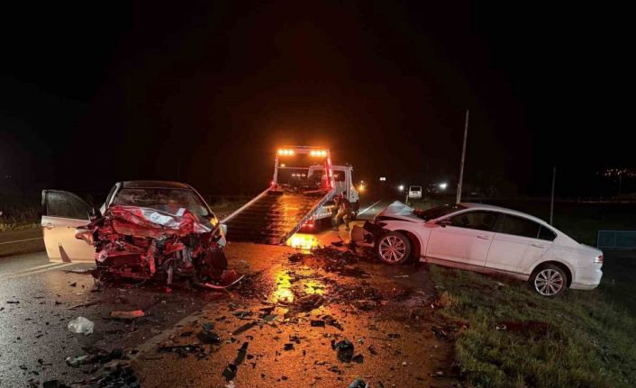 Çanakkale’de bayramın 2’nci günü feci kaza... İki otomobil kafa kafaya çarpıştı: 3 ölü, 1 yaralı