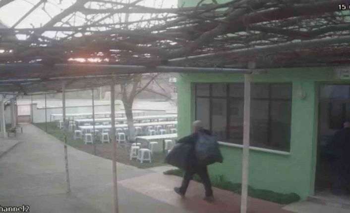 Çanakkale’de camiden 100 yıllık tarihi halıları sırtlayıp çalan şüpheli kameraya yansıdı