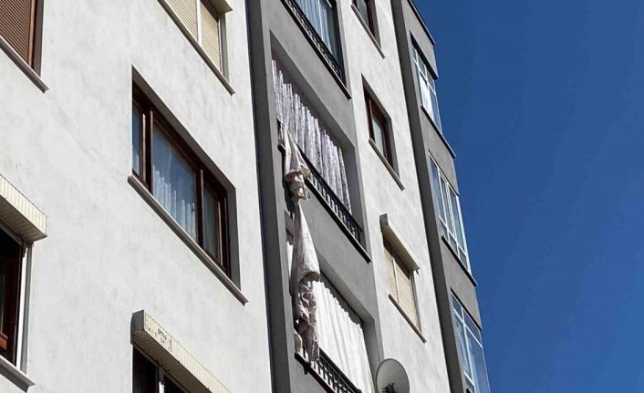 Çarşafları birbirine bağlayarak alt kata inmek isteyen genç kız 4. kattan düştü