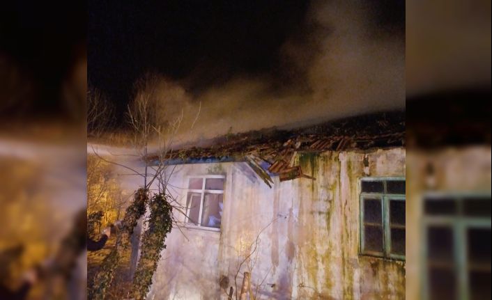 Çatı yangını korkuya neden oldu