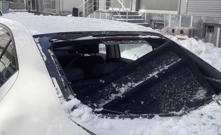 Çatılardan düşen kar ve buz kütleleri tehlike saçıyor