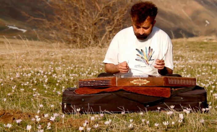 Çiğdemler içinde santur keyfi