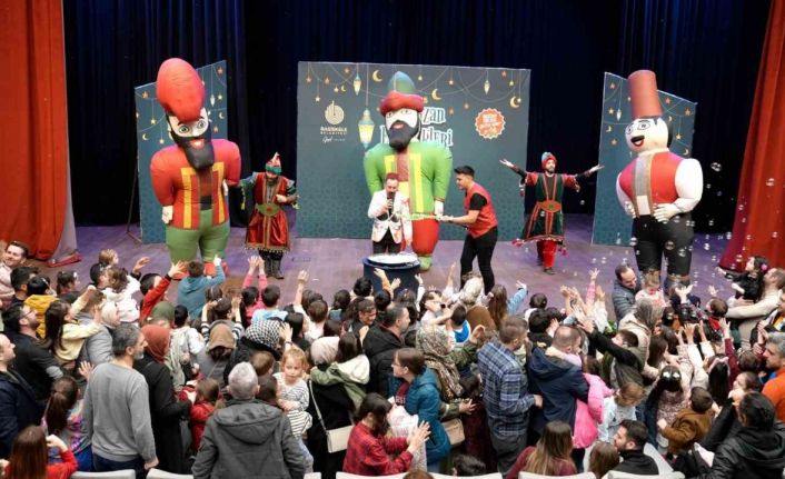 Çocuklar Hacivat ve Karagöz ile kahkahaya boğuldu