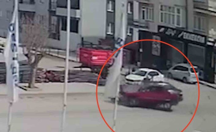 Çorum’da 2 otomobilin çarpıştığı kaza kamerada: 2 yaralı
