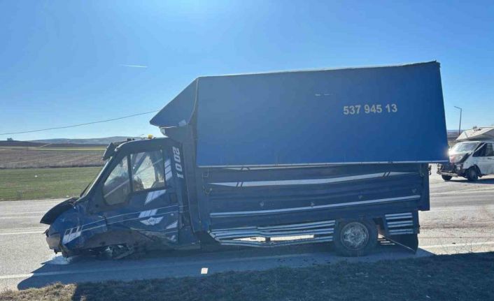 Çorum’da iki kamyonet çarpıştı: 3 yaralı