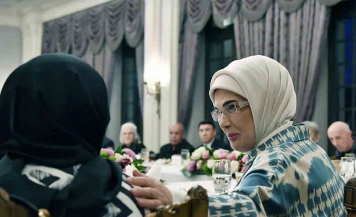 Cumhurbaşkanı Erdoğan’dan eşi Emine Erdoğan’ın yaşlılarla iftarına sürpriz ziyaret