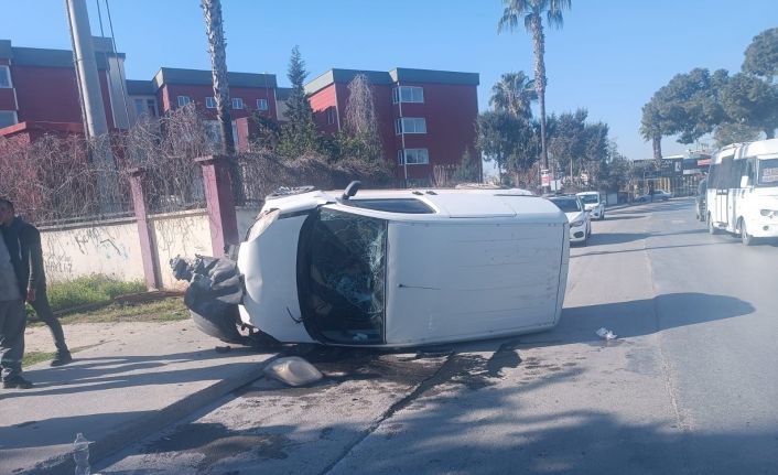 Devrilen aracın sürücüsü yaralı kurtuldu