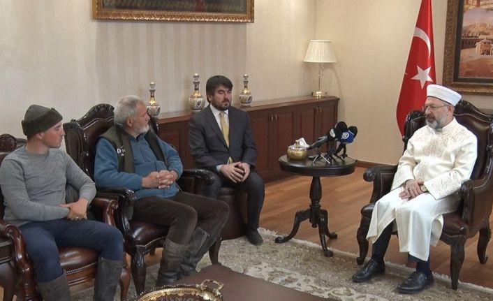 Diyanet İşleri Başkanı Erbaş, İspanya’dan at sırtında hac yolculuğuna çıkan 2 arkadaşı kabul etti