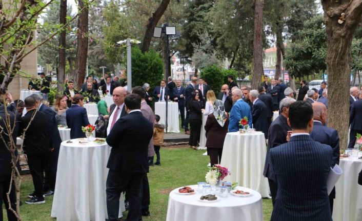 Diyarbakır Valisi Zorluoğlu, vatandaşlarla bayramlaştı