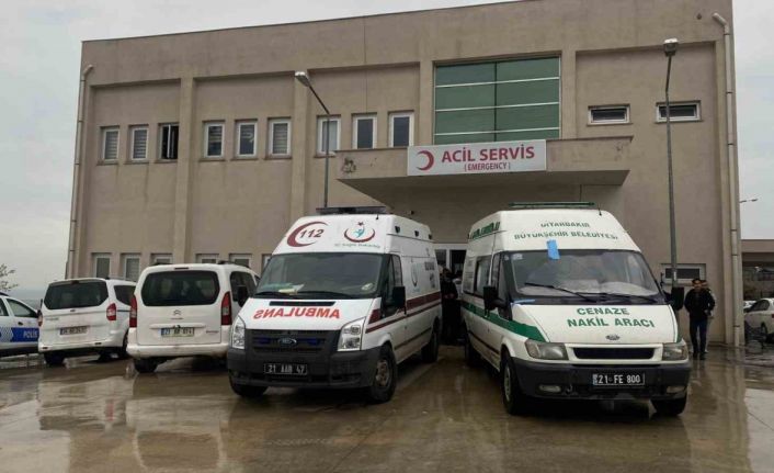 Diyarbakır’da bayramlaşmaya giden arkadaş grubu kaza yaptı: 1 ölü, 6 yaralı
