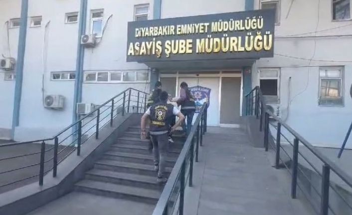 Diyarbakır’da bir kadını öldüğü, bir kişinin yaralandığı silahlı saldırının zanlısı tutuklandı