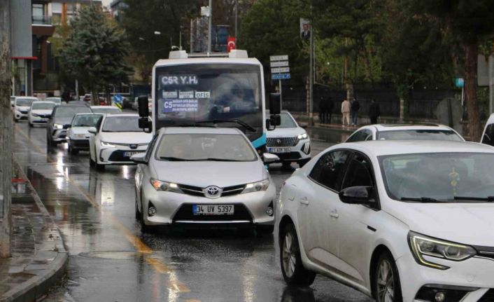 Diyarbakır’da sağanak yağış hayatı olumsuz etkiledi