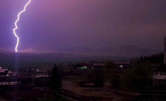 Diyarbakır’da şimşekler görsel şölen oluşturdu