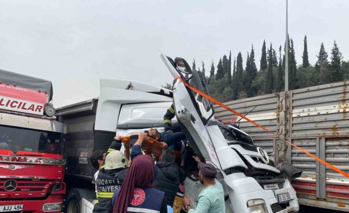Dört aracın karıştı zincirleme kazada kağıt gibi ezilen kabinden sağ çıktı
