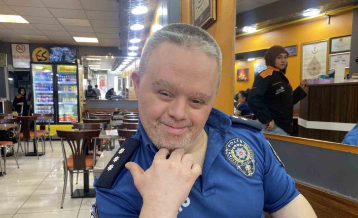 Down sendromlu ’komiser’ mahallede ilgi odağı