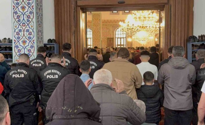 Düzce’de bayram namazında camiler doldu taştı