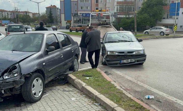 Edirne’de otomobiller çarpıştı: 3 yaralı