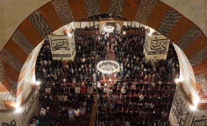 Edirne’de Sakal-ı Şerif’i görmek için yüzlerce vatandaş Ulu Camii’ne akın etti