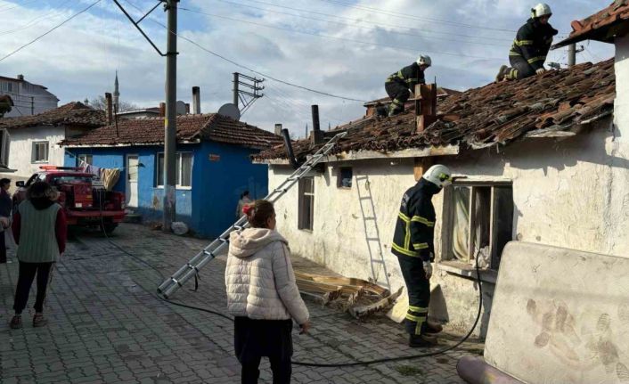 Edirne’de tek katlı evin bacasında yangın: 2 kişi dumandan etkilendi