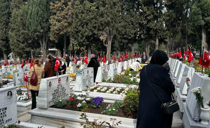 Edirnekapı Şehitliği’nde buruk bayram