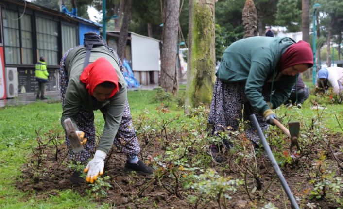 Edremit Belediyesi Ramazan Bayramı öncesi yeşil alanlarda bakım çalışmalarına hız verdi