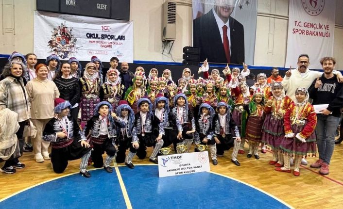 Eğirdir, halk oyunlarında 3 dalda il şampiyonu oldu