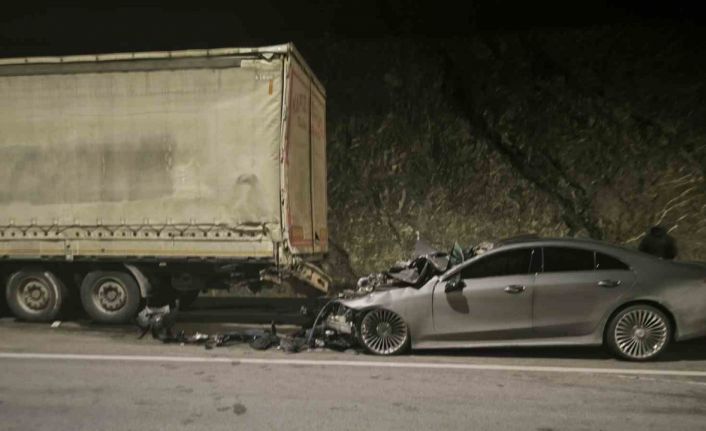 Ehliyetsiz ve alkollü sürücü, önce çekiciye sonra tıra çarptı