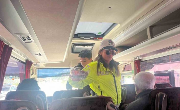 Ekiplerden sürücülere tatlı ve kolonya ikramı