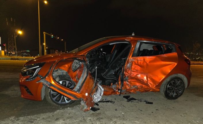 Elazığ’da hafif ticari araç ile otomobil çarpıştı: 3 yaralı