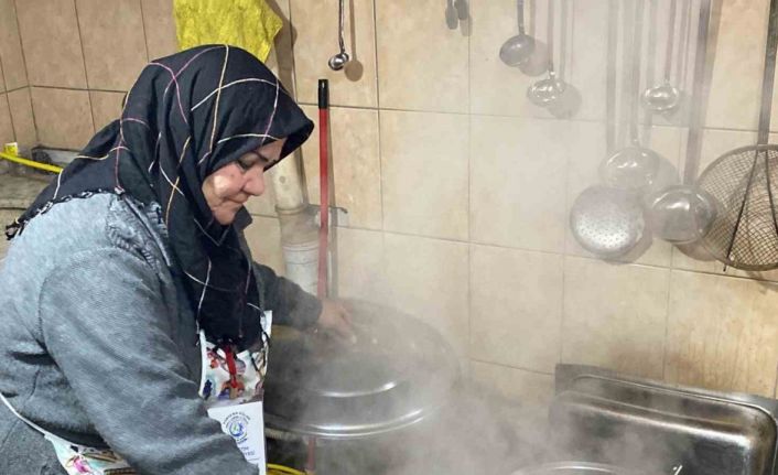 Emekli öğretmen elleri yana yana muhtaçlara gönüllü aşçılık yapıyor