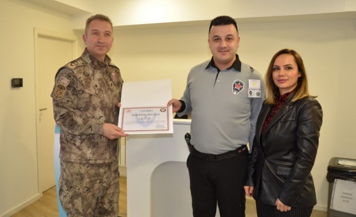 Emekli öğretmeni dolandırılmaktan kurtaran banka güvenlik görevlisine Amasya Emniyet Müdürlüğünden teşekkür