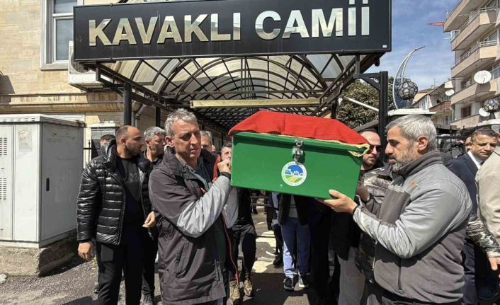 En acı bayram: Oğluna son görevini yapan baba yürekleri sızlattı