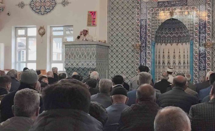 Erciş’te vatandaşlar bayram namazı için camileri doldurdu