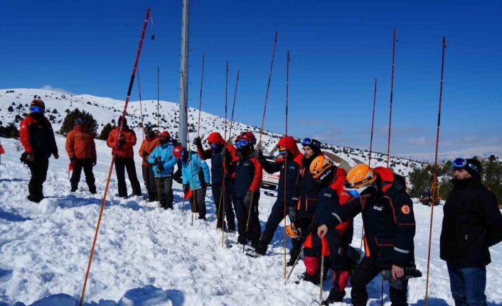 Erzincan’daki Ergan Dağı’nda çığda arama kurtarma tatbikatı yapıldı