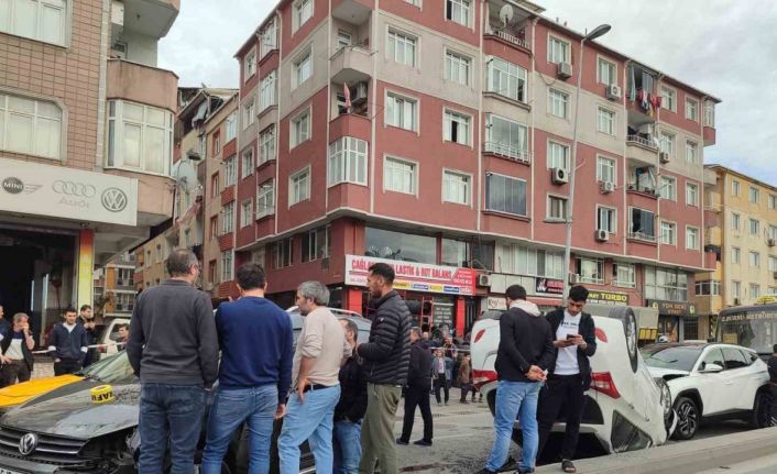 Esenler’de zincirleme kaza: 6 araç ve motosikletin karıştığı kaza anı kamerada