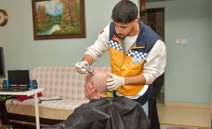 Esenyurt Belediyesi’nden yaşlı ve engellilere evde kişisel bakım ve kuaför hizmeti